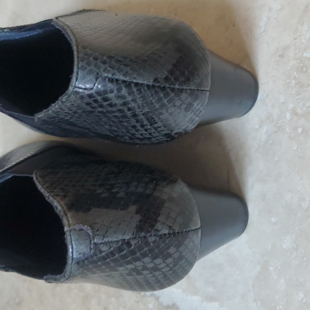 Vionic Gray Snake Print Wedge Shoe Size 8 - image 5